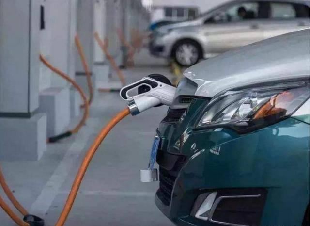 純電汽車?yán)m(xù)航突破1000公里，消費(fèi)者為何仍不買賬？四大痛點(diǎn)解析與充電信息化發(fā)展前景